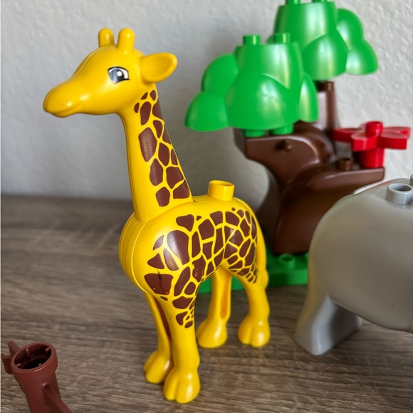 Lego Duplo Giraffe and Elephant Zoo Exhibit Set - Picture 3 of 4
